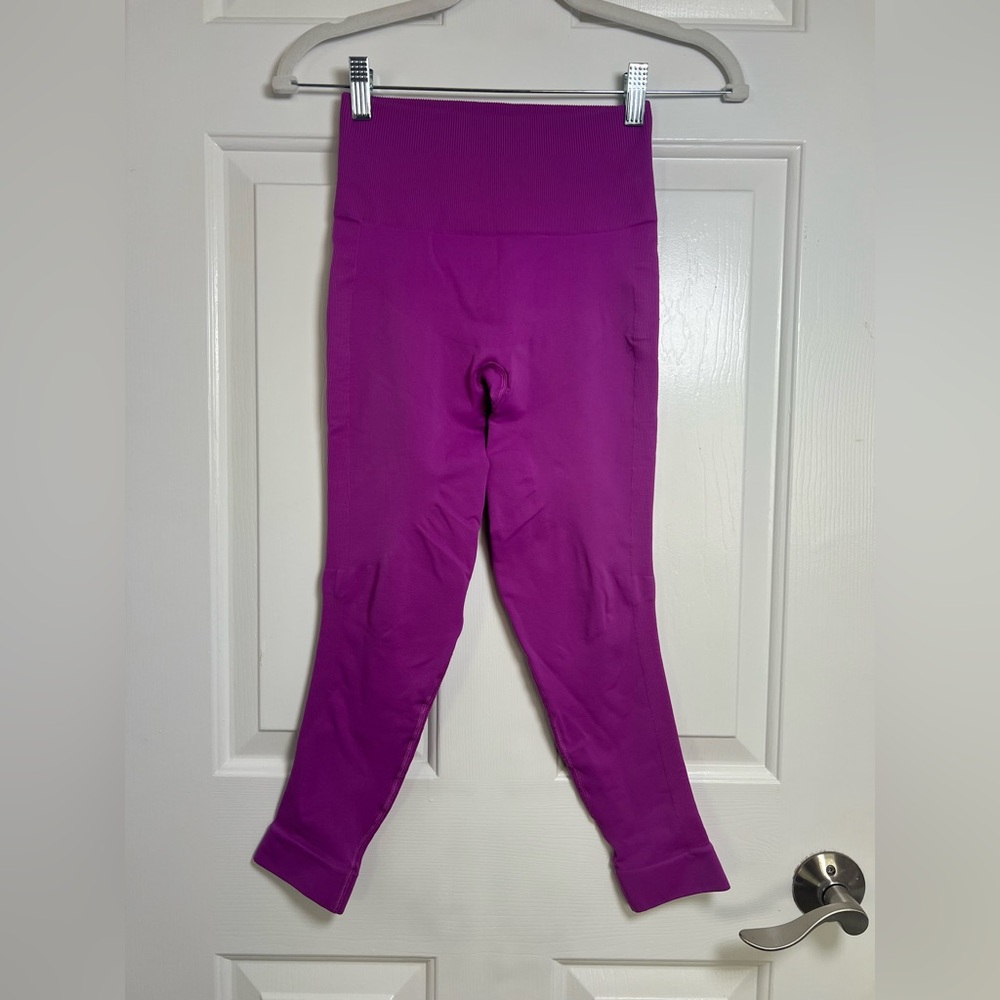 Lululemon Zone In Crop Ultra Violet Size 4‎